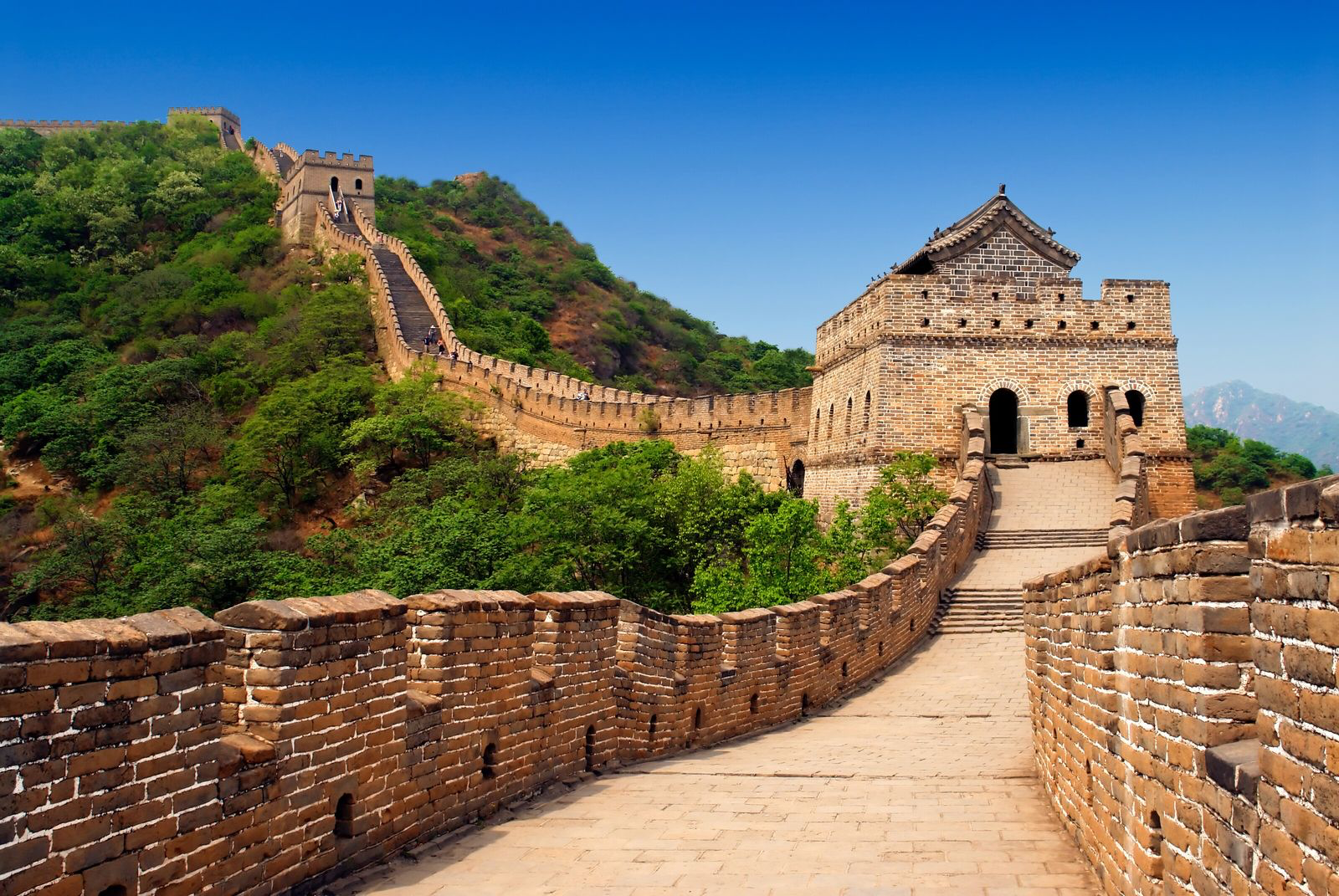 Muralha da China serpenteando pelas montanhas até uma torre de vigia